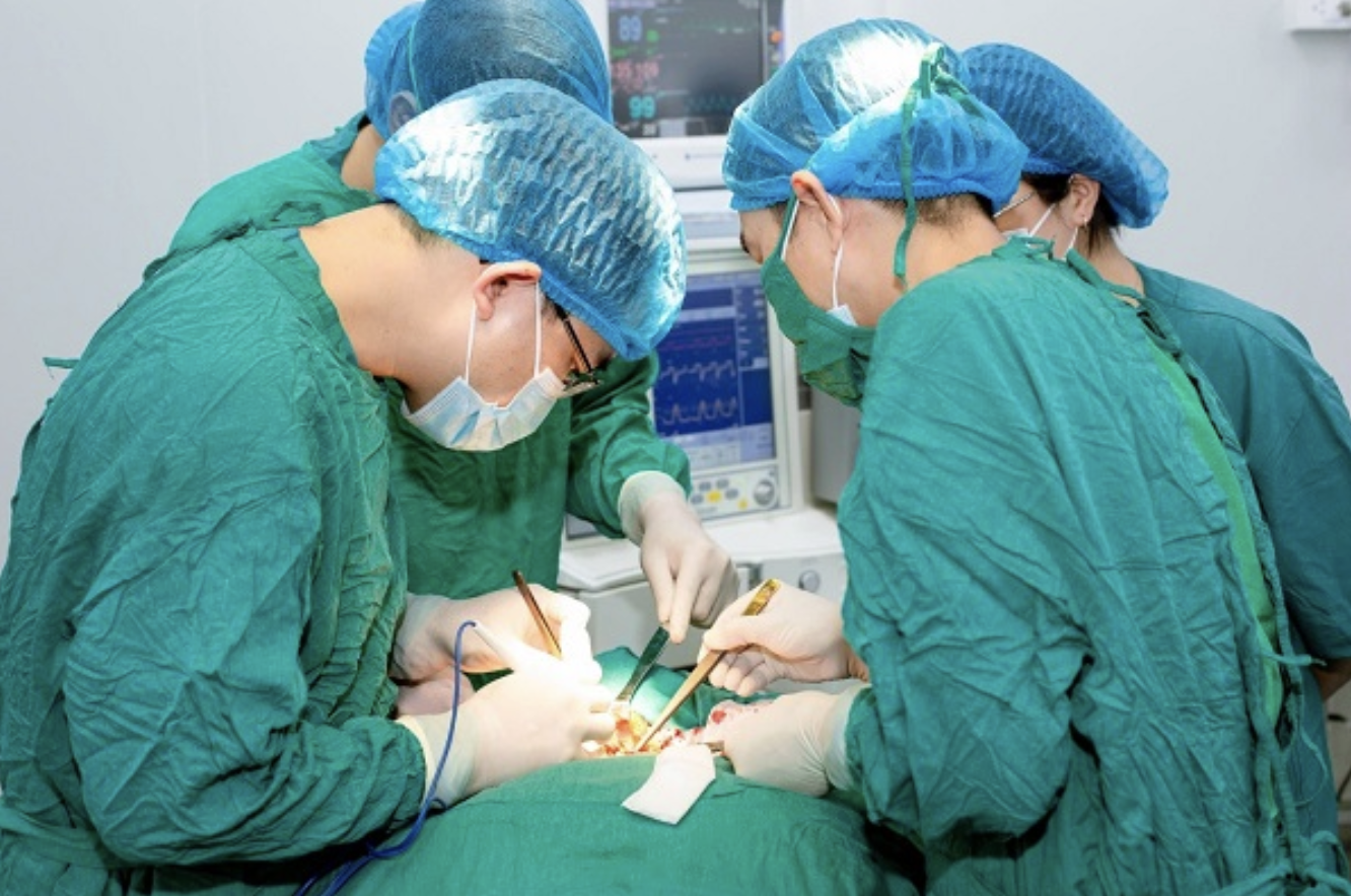 Đau bụng kéo dài, người đàn ông phát hiện ung thư dạ dày kèm dị tật ruột hiếm gặp